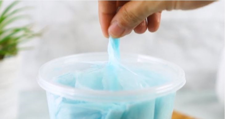 Lấy phần giấy ở đầu mút cuộn giấy và cẩn thận kéo nó qua khe hình chữ x