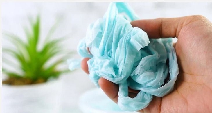 Sau khi dùng khăn giấy, vứt khăn vào thùng rác có nắp kín