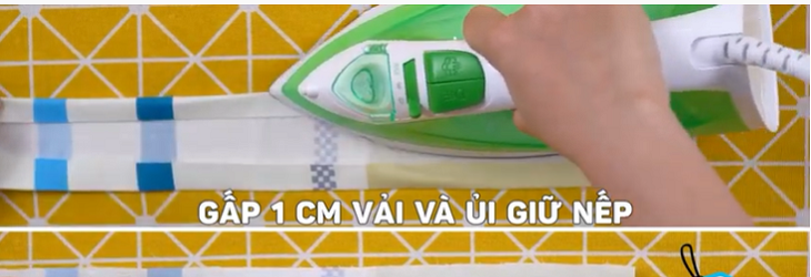 Gấp 1cm chiều dọc vải lại và ủi.
