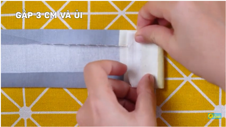 Gấp 3cm mỗi đầu theo chiều ngang và ủi