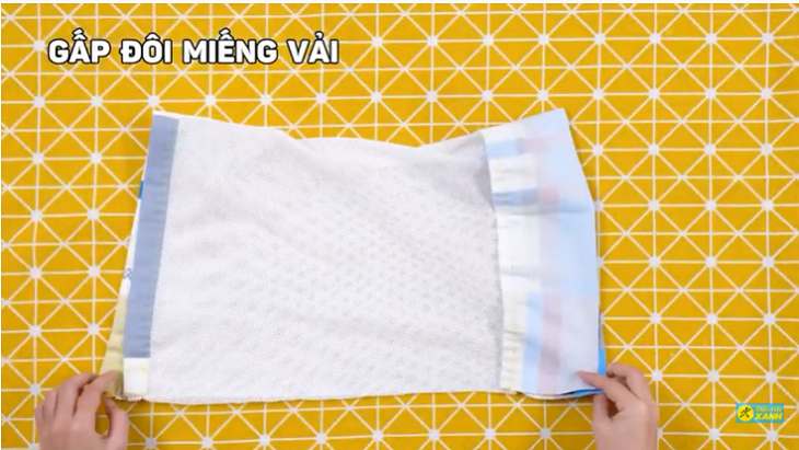 Gấp đôi miếng vải lưới lại