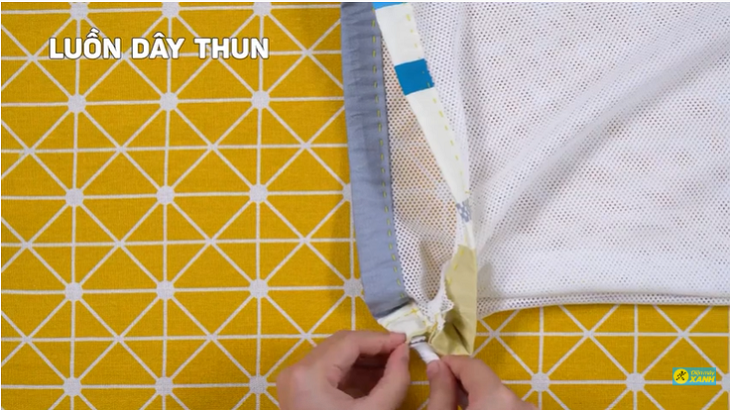 Luồn dây thun vào phần đầu túi