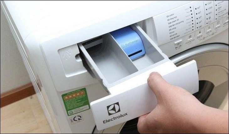 Tháo và vệ sinh ngăn đựng bột giặt/nước xả