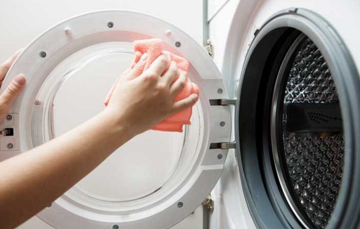 Vệ sinh kính cửa bằng dung dịch vệ sinh chuyên dụng