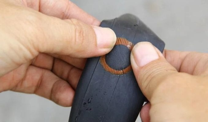 Bạn sử dụng miếng vá và keo vá, dính miếng vá vào vết thủng trên lốp