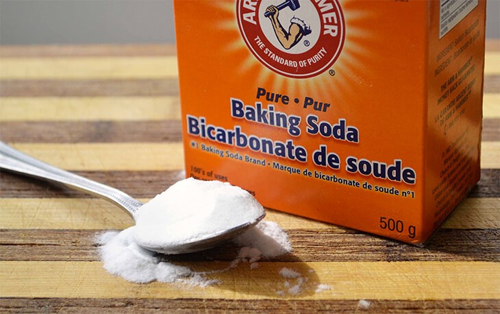 Vệ sinh bàn ủi hơi nước bằng baking soda