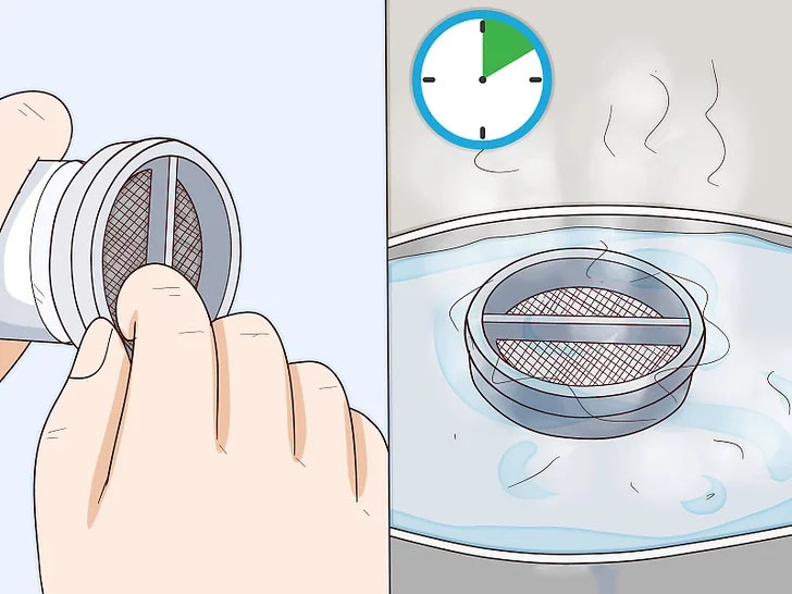 Tháo tấm lọc ra khỏi bộ lọc cặn, đổ sạch bã và ngâm trong nước nóng khoảng 10 phút