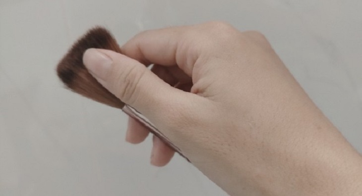 Bước 4: Loại bỏ lượng nước thừa và định hình phần đầu cọ