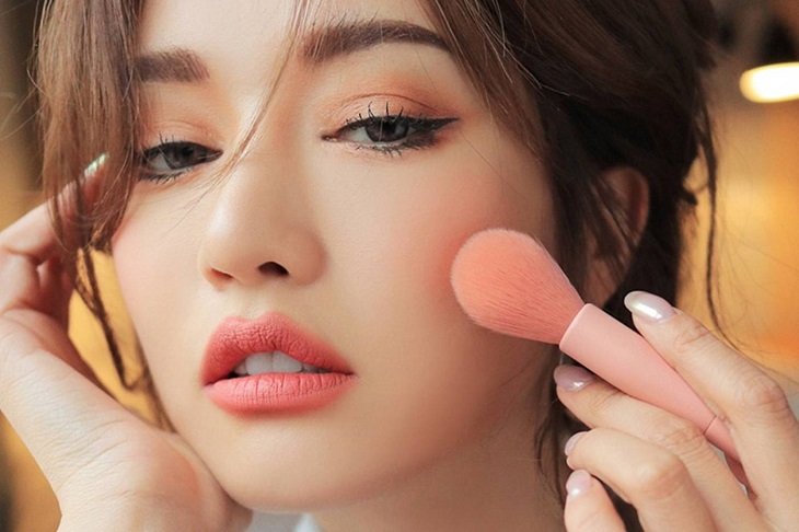 Lông cọ mềm mại giúp lớp make up trông hài hòa hơn