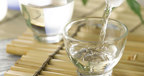 Làm sạch bằng coca và rượu