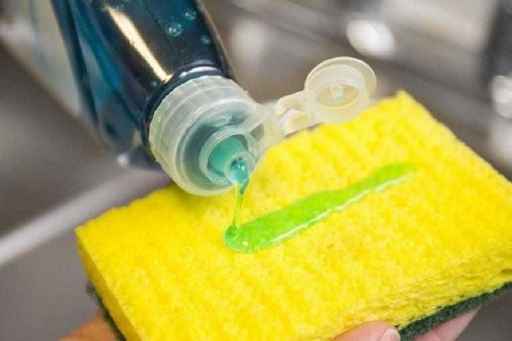 Vệ sinh bằng nước rửa chén