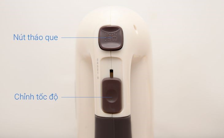 Máy đánh trứng Bear DDQ-B01A1 với nút tháo que đánh có sẵn, tiện lợi cho người dùng