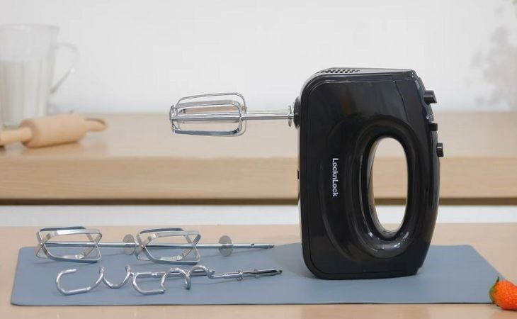 Máy đánh trứng Lock&Lock EJM501DGRY có các que đánh làm bằng thép không gỉ, hỗ trợ việc vệ sinh và bảo quản được dễ dàng hơn