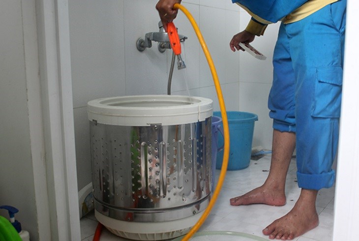 Điều chỉnh áp lực nước vừa phải để loại bỏ bụi bẩn