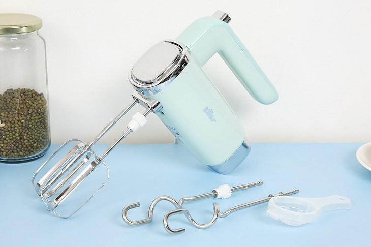 Rút phích cắm và tháo rời các bộ phận của máy nhồi bột đánh trứng Bear DDQ-B03V1