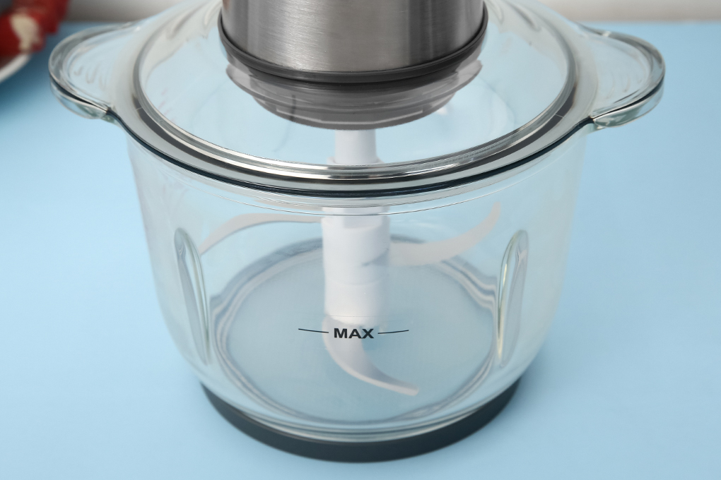 Bạn vệ sinh lưỡi dao và cối xay thịt