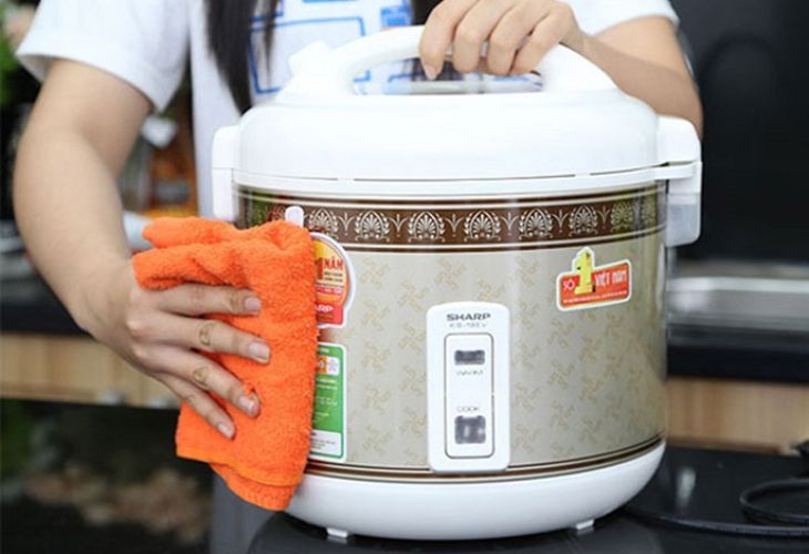Dùng khăn khô, giấy nhám mịn làm sạch thân nồi