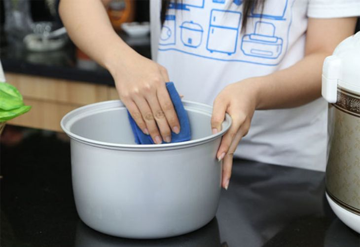 Dùng khăn sạch lau sơ qua nồi