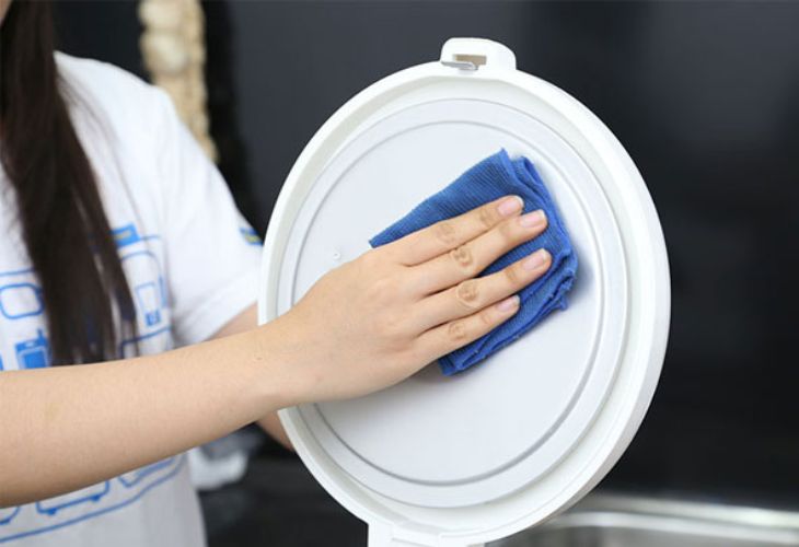Lau nắp nồi cơm điện