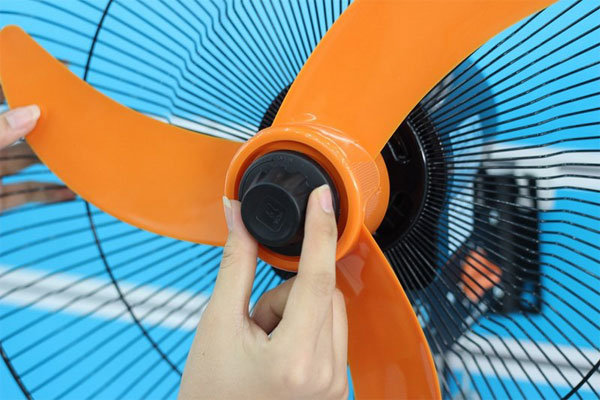 Lắp lại tất cả mọi thứ trên quạt