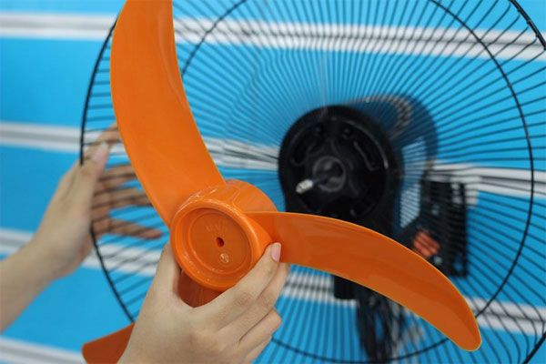 Tháo cánh quạt ra bên ngoài