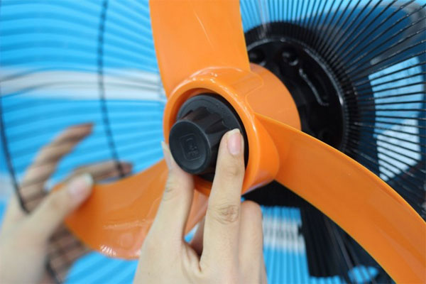 Tháo lồng quạt ra bên ngoài
