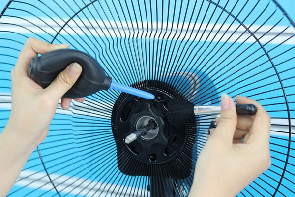Vệ sinh động cơ quạt và khe tản nhiệt bằng cọ quét