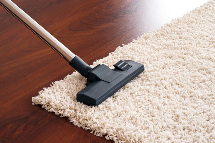 Hút bụi thường xuyên để thảm luôn sạch