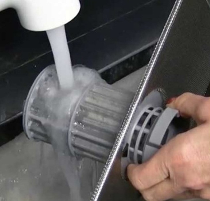 Vệ sinh bộ lọc ống cấp nước dưới vòi nước chảy