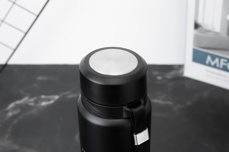 Bạn cần đậy kín nắp bình giữ nhiệt inox 800 ml Lock&Lock LHC6180BLK