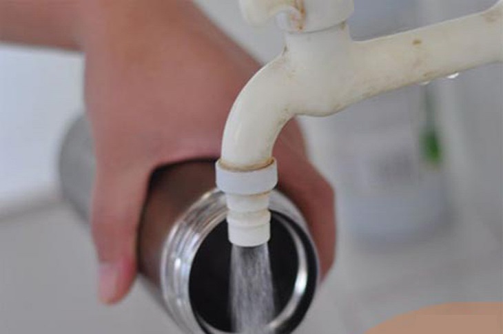 Bạn nên tráng bình giữ nhiệt bằng nước lạnh trước khi sử dụng