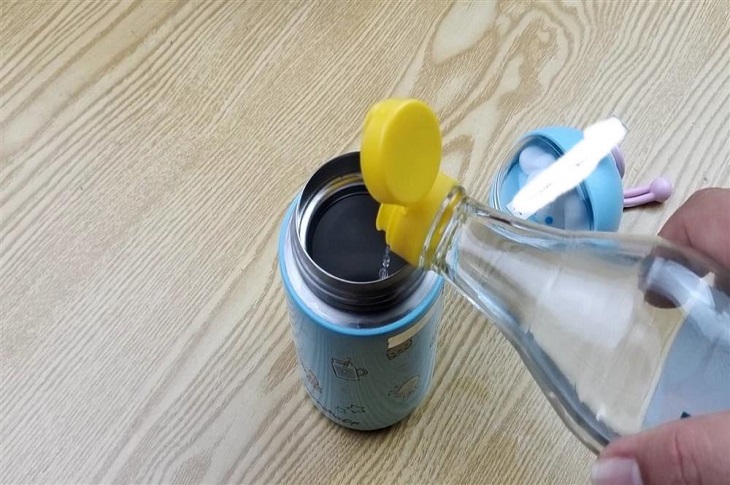 Cho một ít nước lạnh vào bình trước khi muốn dùng bình để giữ nước lạnh