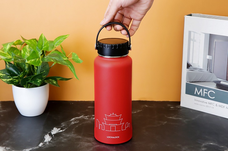 Hạn chế sự va đập sẽ giúp bình giữ nhiệt inox 897 ml Lock&Lock LHC4160RED không móp méo và tăng tuổi thọ