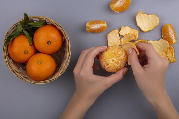 Dùng vỏ cam, quýt, bưởi để khử mùi tủ lạnh khi có dòi