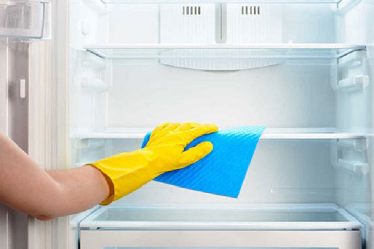 Vệ sinh các tấm kính, các khay đựng thực phẩm.