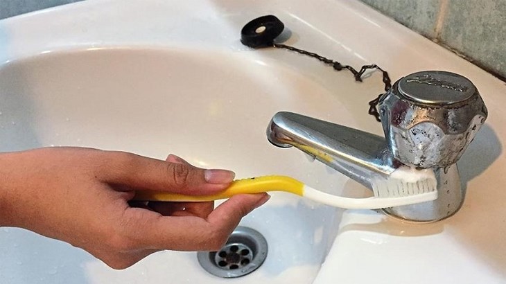 Kem đánh răng giúp loại bỏ rỉ sét, trả lại vòi rửa bát sạch bóng như mới