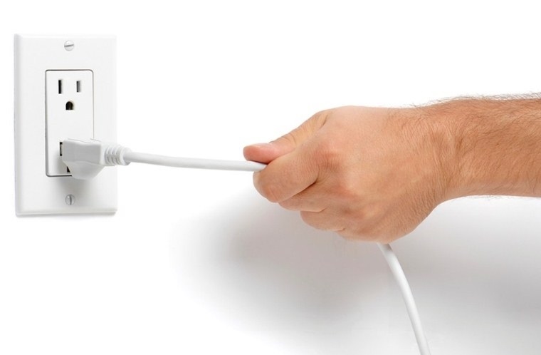 Rút phích cắm điện của tủ lạnh mini