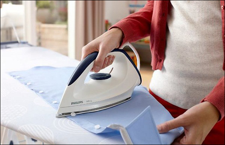 Ủi trước khi xếp vào vali đối với các loại quần áo dễ nhàu