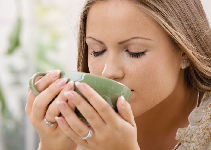 Nên uống trà nóng để giải cảm