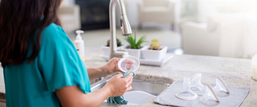 Mẹ cần làm sạch mô tơ máy hút sữa để ngăn ngừa ẩm ướt, khiến vi khuẩn sinh sôi