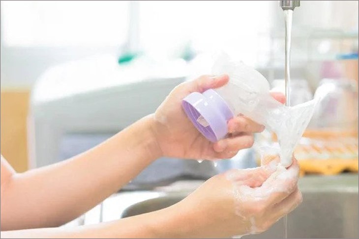 Rửa lại các bộ phận của máy hút sữa với nước sạch để loại bỏ xà phòng còn sót lại