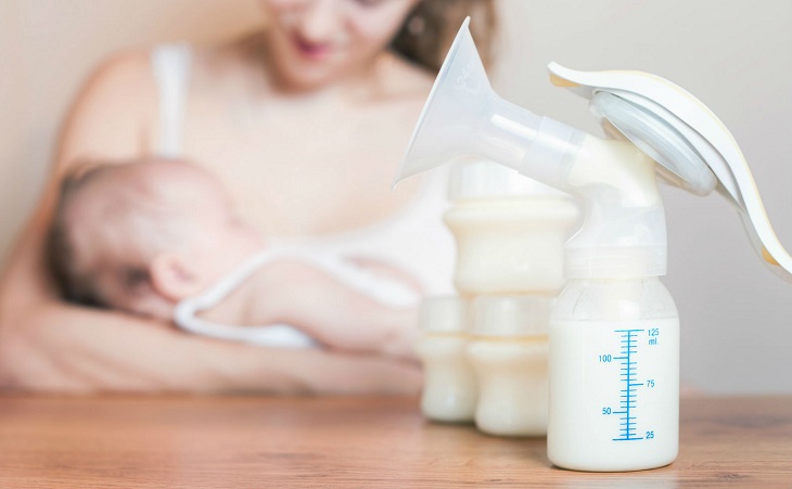 Mẹ cần tắt chế độ hút sữa ngay khi phát hiện tình trạng trào ngược sữa ở máy hút sữa