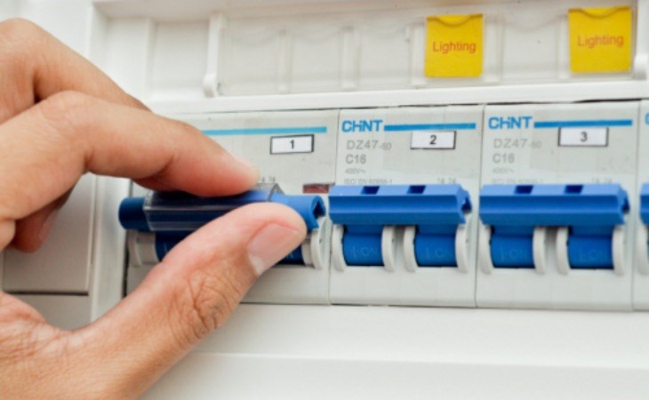 Nên ngắt cầu dao điện để đảm bảo an toàn