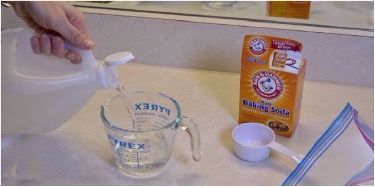 Chuẩn bị baking soda và giấm