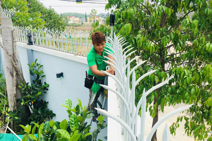 Chặt bỏ các cây/tán cây hay các vật dụng làm che khuất đường đi của 2 đầu tia hồng ngoại
