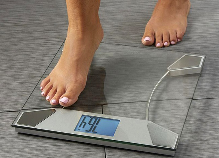 Bước chân lên cân nhẹ nhàng, không nhún nhảy trên cân