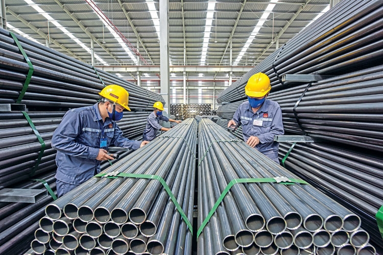 Công nhân viên làm việc tại khu chế xuất, khu công nghiệp, khu công nghệ cao được lưu thông đổi ca 09h00 - 11h00 hoặc từ 14h00 - 16h00