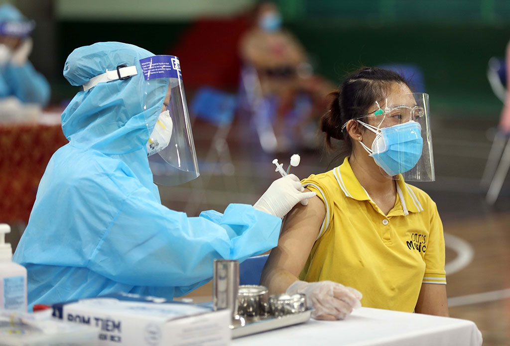 Người đi tiêm vaccine COVID-19 theo lệnh tập trung của cơ quan địa phương