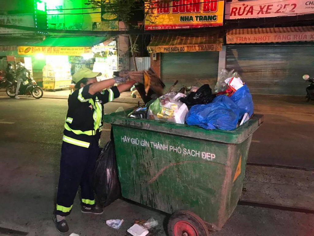 Nhân viên vệ sinh môi trường và nhân viên thu gom rác dân lập