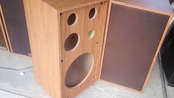 Lỗ thoát bass nằm ở phía trước hoặc sau với thiết kế dạng đơn hoặc đôi